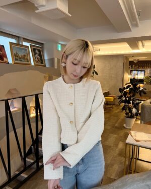 Momo Ogata Instagram - カーシーと新大久保行った時の🤳💓

ジャケットかっちりするけどデニムに合わせると程よくて◎
🏷 @lauir_official 

最後の写真撮るの苦労した🫢🫢笑
目合わせたら恥ずかしくて笑ってもうて全然撮られへんかった←

#lauir #pr #ジャケット #新大久保 #デート #데이트 #신오쿠보