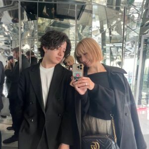 Momo Ogata Instagram - プロポーズしてくれた日のデート💍
東京タワーに二人で上ったよ🥰

ちょっと大人っぽい格好で大人なデートしました😚

カーシーありがとう☺️

最後はお友達にお祝いしてもらった日の！

#誕生日　#カップル　#夫婦