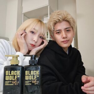 Momo Ogata Instagram - 2人ともブリーチしてヘアケア頑張ってるんだけど、メンズおすすめのペプチドシャンプー🫶

美容オタクの間で話題の”パルミトイルテトラペプチド-20(保湿)”が入ってるし、髪の毛にハリとコシを与えてくれるからスタイリングも楽しくなるんだとか！！

#PR #大正製薬 #ブラックウルフ
 #パルミトイルテトラペプチド20 #うわさの黒いシャンプー #シャンプー #ペプチドシャンプー #ヘアケア #メンズヘアケア#BLACKWOLF