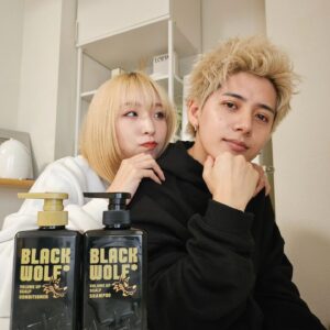 Momo Ogata Instagram - 2人ともブリーチしてヘアケア頑張ってるんだけど、メンズおすすめのペプチドシャンプー🫶

美容オタクの間で話題の”パルミトイルテトラペプチド-20(保湿)”が入ってるし、髪の毛にハリとコシを与えてくれるからスタイリングも楽しくなるんだとか！！

#PR #大正製薬 #ブラックウルフ
 #パルミトイルテトラペプチド20 #うわさの黒いシャンプー #シャンプー #ペプチドシャンプー #ヘアケア #メンズヘアケア#BLACKWOLF