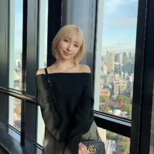 Momo Ogata Instagram - 本日また一つ大人になりました🎁

たくさんのdmありがとう✨
もうすっかり大人な年齢やけど心は一生子供の時のままやなあって思います😂

また一年楽しみながら元気に過ごすよー！！
ママ産んでくれてありがとう🥰

写真はカーシーが少し前に誕生日旅行に連れて行ってくれた時の！

あとディズニーでシールもらった時の🤍🤍

#생일 #いつもありがとう🤍