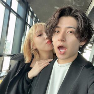 Momo Ogata Instagram - 本日また一つ大人になりました🎁

たくさんのdmありがとう✨
もうすっかり大人な年齢やけど心は一生子供の時のままやなあって思います😂

また一年楽しみながら元気に過ごすよー！！
ママ産んでくれてありがとう🥰

写真はカーシーが少し前に誕生日旅行に連れて行ってくれた時の！

あとディズニーでシールもらった時の🤍🤍

#생일 #いつもありがとう🤍