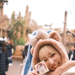 Momo Ogata Instagram - 本日また一つ大人になりました🎁

たくさんのdmありがとう✨
もうすっかり大人な年齢やけど心は一生子供の時のままやなあって思います😂

また一年楽しみながら元気に過ごすよー！！
ママ産んでくれてありがとう🥰

写真はカーシーが少し前に誕生日旅行に連れて行ってくれた時の！

あとディズニーでシールもらった時の🤍🤍

#생일 #いつもありがとう🤍
