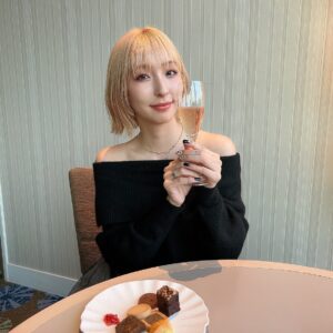 Momo Ogata Instagram - 本日また一つ大人になりました🎁

たくさんのdmありがとう✨
もうすっかり大人な年齢やけど心は一生子供の時のままやなあって思います😂

また一年楽しみながら元気に過ごすよー！！
ママ産んでくれてありがとう🥰

写真はカーシーが少し前に誕生日旅行に連れて行ってくれた時の！

あとディズニーでシールもらった時の🤍🤍

#생일 #いつもありがとう🤍