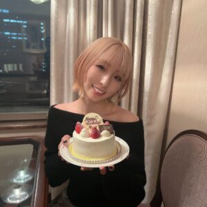Momo Ogata Instagram - 本日また一つ大人になりました🎁

たくさんのdmありがとう✨
もうすっかり大人な年齢やけど心は一生子供の時のままやなあって思います😂

また一年楽しみながら元気に過ごすよー！！
ママ産んでくれてありがとう🥰

写真はカーシーが少し前に誕生日旅行に連れて行ってくれた時の！

あとディズニーでシールもらった時の🤍🤍

#생일 #いつもありがとう🤍