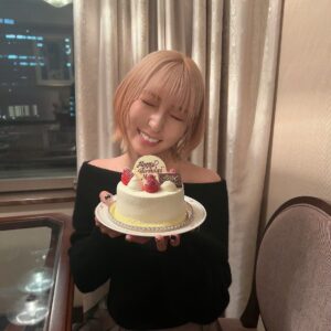 Momo Ogata Instagram - 本日また一つ大人になりました🎁

たくさんのdmありがとう✨
もうすっかり大人な年齢やけど心は一生子供の時のままやなあって思います😂

また一年楽しみながら元気に過ごすよー！！
ママ産んでくれてありがとう🥰

写真はカーシーが少し前に誕生日旅行に連れて行ってくれた時の！

あとディズニーでシールもらった時の🤍🤍

#생일 #いつもありがとう🤍