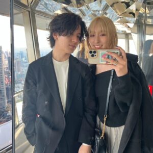Momo Ogata Instagram - プロポーズしてくれた日のデート💍
東京タワーに二人で上ったよ🥰

ちょっと大人っぽい格好で大人なデートしました😚

カーシーありがとう☺️

最後はお友達にお祝いしてもらった日の！

#誕生日　#カップル　#夫婦