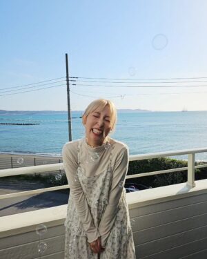 Momo Ogata Instagram - 久しぶりに海辺行ったけど波の音いいよね～🌊

ワンピースめちゃくちゃ楽ちんだし海との相性抜群だった🫶

🏷️ @alleybywcloset 

#alleybywcloset #ワンピース #春コーデ #千葉