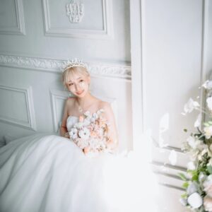 Momo Ogata Instagram - この日は本当にプリンセスになった気分でした👸

ドレス3着着たんだけどこれはザ！ウエディングドレス！って感じで後ろにリボンが付いててとっても可愛かったの。

このドレスは少し大人っぽく撮ってもらいました😚

載せたい写真沢山あるんやけど二人の写真は
@sugarsalt__official にちょっとずつ載せていくね🤍
(まだフォローしてない人はしてね🥰)

#ウエディングフォト