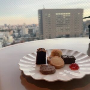 Momo Ogata Instagram - プロポーズしてくれた日のデート💍
東京タワーに二人で上ったよ🥰

ちょっと大人っぽい格好で大人なデートしました😚

カーシーありがとう☺️

最後はお友達にお祝いしてもらった日の！

#誕生日　#カップル　#夫婦