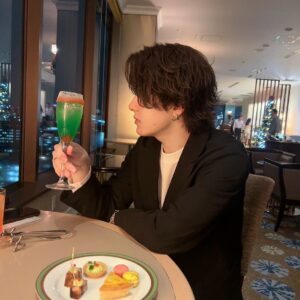 Momo Ogata Instagram - プロポーズしてくれた日のデート💍
東京タワーに二人で上ったよ🥰

ちょっと大人っぽい格好で大人なデートしました😚

カーシーありがとう☺️

最後はお友達にお祝いしてもらった日の！

#誕生日　#カップル　#夫婦
