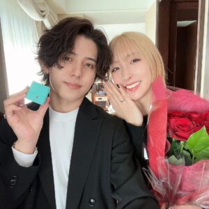 Momo Ogata Instagram - 【ご報告】

2023.12.19
大好きなカーシーがプロポーズしてくれました。

私は未熟な部分も多く、とてつもなくどんくさいこともあってこれまで沢山迷惑をかけることがあったけど、カーシーはそんな私のダメなところも受け入れてくれる心が広くて優しい人です🌸

カーシーと出会ってから初めて行った場所、初めての経験も沢山あって私の知らなかったことがまだまだ沢山あるんだなって人生が更に楽しくなりました。

間違いなく私の人生を豊かにしてくれる人です☺️

これからも二人で色んなことを経験して色んなところに行って笑顔が絶えない明るい家庭を築いていこうね🥰お互い幸せにし合おうなあー！！！！！

これからも夫婦共々よろしくお願いいたします☺️

モモ

PS.書きたいことまだまだ沢山あるけど語彙力ないから小出しにしていきます🥹