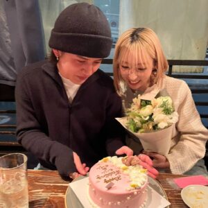 Momo Ogata Instagram - プロポーズしてくれた日のデート💍
東京タワーに二人で上ったよ🥰

ちょっと大人っぽい格好で大人なデートしました😚

カーシーありがとう☺️

最後はお友達にお祝いしてもらった日の！

#誕生日　#カップル　#夫婦