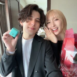 Momo Ogata Instagram - 【ご報告】

2023.12.19
大好きなカーシーがプロポーズしてくれました。

私は未熟な部分も多く、とてつもなくどんくさいこともあってこれまで沢山迷惑をかけることがあったけど、カーシーはそんな私のダメなところも受け入れてくれる心が広くて優しい人です🌸

カーシーと出会ってから初めて行った場所、初めての経験も沢山あって私の知らなかったことがまだまだ沢山あるんだなって人生が更に楽しくなりました。

間違いなく私の人生を豊かにしてくれる人です☺️

これからも二人で色んなことを経験して色んなところに行って笑顔が絶えない明るい家庭を築いていこうね🥰お互い幸せにし合おうなあー！！！！！

これからも夫婦共々よろしくお願いいたします☺️

モモ

PS.書きたいことまだまだ沢山あるけど語彙力ないから小出しにしていきます🥹