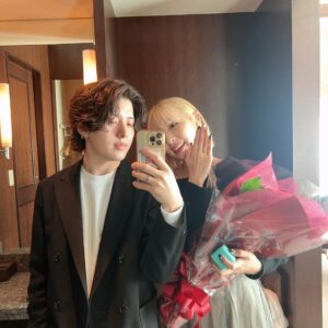 Momo Ogata Instagram - 【ご報告】

2023.12.19
大好きなカーシーがプロポーズしてくれました。

私は未熟な部分も多く、とてつもなくどんくさいこともあってこれまで沢山迷惑をかけることがあったけど、カーシーはそんな私のダメなところも受け入れてくれる心が広くて優しい人です🌸

カーシーと出会ってから初めて行った場所、初めての経験も沢山あって私の知らなかったことがまだまだ沢山あるんだなって人生が更に楽しくなりました。

間違いなく私の人生を豊かにしてくれる人です☺️

これからも二人で色んなことを経験して色んなところに行って笑顔が絶えない明るい家庭を築いていこうね🥰お互い幸せにし合おうなあー！！！！！

これからも夫婦共々よろしくお願いいたします☺️

モモ

PS.書きたいことまだまだ沢山あるけど語彙力ないから小出しにしていきます🥹
