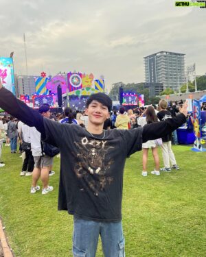 Mon Hatsawatchon Wongsrisai Instagram - Hello Monster Music Festival🎤🥁🎶✨เทศกาลดนตรีสุดปังใจกลางกรุงเทพ! บอกเลยว่าเดือดมากกก ไม่ผิดหวังเลยศิลปินมีแต่วงโปรด วงดัง ศิลปินเยอะแบบจัดเต็มสุดๆๆ‼️🔥🔥 ที่ชอบมากคือมีเหล่ามอนส์เตอร์ในงานน่ารักมากกก👾 สนุกมากปีนี้ใครไม่ได้มา บอกเลยว่าปีหน้าห้ามพลาด❤️🥰

#MonsterMusicFestival2023 #เทศกาลดนตรีที่ใหญ่ที่สุดในกรุงเทพ