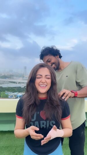 Monali Thakur Instagram - Wrong lyrics am sure! Apologies in advance! 😛.. quite a unique experience it was singing with a theragun drilling through my existence 😂.. Happy World Music Day my lovely listeners all across..🌸🧚🏻‍♀️🤍.. Let the music heal and inspire every bit of you.. only Love..💗 
.
.
#monali #monalithakur #music #artist #luckyme #worldmusicday #retro #fun #crazy #nonsense #mumbai #gymgirl ..
theragun operator - @nikhil_kamble26 😂.
camera operator - housekeeping Dada..🤗..