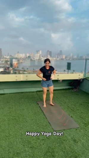 Monali Thakur Instagram - World Yoga Day it izz!! 🤍🧚🏻‍♀️🌸🧘🏻‍♀️.. 
.
.
#monali #monalithakur #yoga #fitness #mumbai #gym #terrace #reels #afterlongtime .
video credits 👉🏻 @nikhil_kamble26
