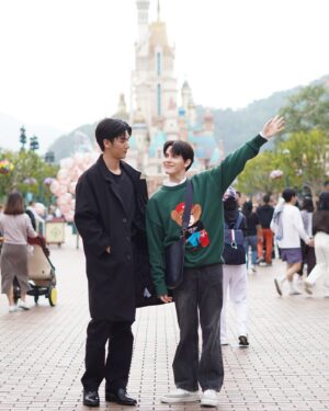Mondop Heamtan Instagram - คืนนี้พี่ซันพาหนูลินไปเที่ยว👨🏼‍🤝‍👨🏽🏰💕
(EP.3)

#SunsetXVibes
#MosBank #ISBANKY
