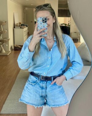Monette Moio Instagram - When your phone cases match your outfits 🤌🏼 @get.casely  #casely