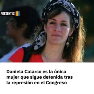 Mónica Cabrera Instagram - #Repost @presenteslatam 
——
 🇦🇷De las cinco personas que aún están detenidas solo queda una mujer: Patricia Daniela Calarco Arredondo. Tiene 39 años, es una defensora de la lucha ambiental y lesbiana. 📢Desde el sábado a la madrugada la llevaron a la cárcel de Ezeiza. Hasta el martes, Emilia, su compañera, aún no pudo entrar a visitarla. ✊🏽“Estábamos a unas 13 cuadras ya del Congreso cuando la agarró de atrás un policía de civil, con toda la brutalidad e impunidad que tienen”, dijo su pareja. 📲Encontrá la nota completa en nuestra web 📝Link en bio ⬆️ ✒️Escribe: Maby Sosa