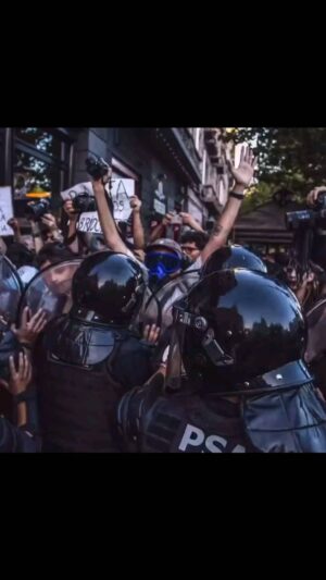 Mónica Cabrera Instagram - #Repost @julianaditullio 
——
Télam y los medios públicos vaciados y en riesgo de privatizar. Periodistas perseguidos y reprimidos. Desprecio y violencia hacia la libertad de expresión.

Un especial agradecimiento a quienes ejercen el oficio con dignidad y dan todo en tiempos difíciles.

🎬 @martinviene