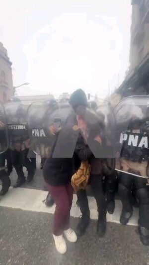 Mónica Cabrera Instagram - Tratando de matar a una jubilada.
#Repost @davycoen 
——
Brutalidad sin límites de parte del gobierno autoritario de Milei y sus cómplices delincuentes y saqueadores de la Patria. Con una jubilada hdlgy 🤬🤬