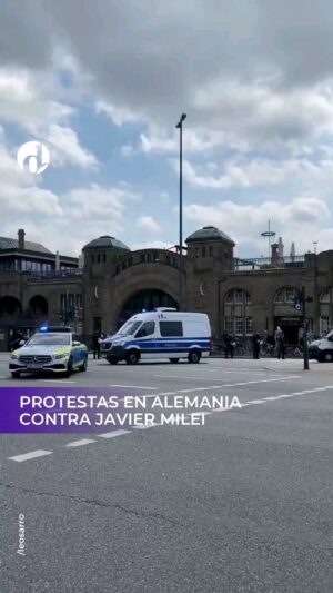 Mónica Cabrera Instagram - #Repost @eldestapeweb 
——
"No hay premio para los fascistas" 📣

🔴 El presidente Javier Milei viajó a Alemania para recibir un premio de la Asociación Hayek, pero al llegar a la ciudad de Hamburgo se encontró con una nutrida protesta en su contra.

Manifestantes de izquierda y antifascistas se pronunciaron en contra del libertario en los muelles de Landungsbrückenm, en medio de un fuerte dispositivo policial. ⚠️

📢 "¡No a Milei en Hamburgo, no a Milei en Alemania! ¡No los queremos!", gritaron en las inmediaciones del Hotel Hafen, donde el presidente argentino recibió la distinción.