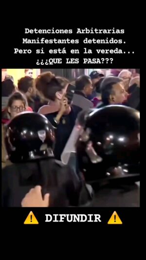 Mónica Cabrera Instagram - #Repost @ojo.con.el.pueblo 
——
⚠️🇦🇷⚠️ALERTA DIFUNDIR 👈 Familias exigen la liberación de los detenidos en la protesta fuera del Congreso.
.
Repost @prensa_mac 
.
#argentina #represion #dictadura #dictaduracivicomilitar #ojoconelpueblo 
.
@ojo.con.el.pueblo 🇦🇷✌️
