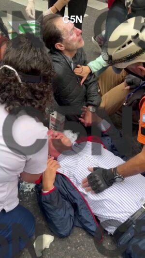 Mónica Cabrera Instagram - #Repost @c5n 
——
⭕LEY BASES: DIPUTADOS FUERON ATACADOS CON GAS PIMIENTA CUANDO INTENTABAN ENTRAR AL CONGRESO

Un grupo de diputados fueron reprimidos con gas pimienta en la puerta del Congreso, cuando intentaban ingresar al palacio legislativo mientras se debate la Ley Bases en el Senado.

Imágenes exclusivas de C5N.