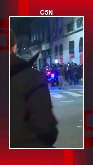 Mónica Cabrera Instagram - #Repost @c5n 
——
⭕ LA POLICÍA IMPIDIÓ MOSTRAR LAS DETENCIONES TRAS LA BRUTAL REPRESIÓN

📌 En una de las calles cercanas al Congreso, @nicolas_munafo intentó mostrar las detenciones y los efectivos policiales empujaron impidiendo acercarse.