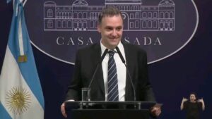 Mónica Cabrera Instagram - #Repost @agenciaelvigia 
——
El ministro Luis Petri gastó 200 millones de pesos del erario público para comer salmón rosado en el Ministerio de Defensa junto a militares: la respuesta del vocero presidencial.