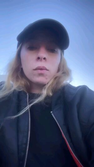 Mónica Cabrera Instagram - #Repost @mujeresquenofuerontapa 
——
Escuchen a @grisellyardet hermana de Saya, detenida el miércoles por manifestarse pacíficamente mientras ayudaba a Camila Juárez que se había caído. 

Por favor, pedimos máxima difusión, la detención y encarcelamiento arbitrarios de manifestantes es un hecho gravísimo que nos retrotrae a la historia más oscura de nuestro país.

Manifestarse no es delito. 
El derecho a la protesta es inherente a la vida en democracia. 
Hoy es Saya, mañana puede ser cualquiera de nosotres. No seamos cómplices, rompamos el cerco mediático, no dejemos solas a las compañeras y compañeros detenidos. 

Libertad a lxs presxs por luchar.