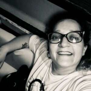 Mónica Cabrera Instagram - ▶️ @eldestapeweb : María de la Paz Cerutti tiene 43 años, es contadora, familiar directa de cinco víctimas de la última dictadura militar, nieta de una referente de Madres de Plaza de Mayo y está detenida en la cárcel de Ezeiza sin poder ver a su familia. El miércoles por la tarde, cuando se retiraba de las protestas en el Congreso contra la Ley Bases, seis efectivos de la Policía de la Ciudad la tiraron al piso, la arrestaron y desde entonces está incomunicada. "No sabemos si está con presos comunes. Mi hermana no le pudo alcanzar ni la ropa ni la comida que le llevó", dijo Amanda, una de sus hermanas. "Hoy a la mañana fue terrible ir a averiguar dónde es que estaba", cuenta Amanda a El Destape. Es que su detención remueve un drama familiar que dejó secuelas imborrables como las cinco víctimas del terrorismo de Estado que hubo en su entorno más cercano, por lo que tanto luchó su abuela, Sara Dorotier de Cobacho, quien fuera senadora bonaerense y referente de Madres de Plaza de Mayo. "Mi hermana fue como una ciudadana común y corriente a manifestarse contra la Ley, esto la va a afectar psicológicamente", agrega Amanda. Maripaz, como le dicen en su familia, es contadora y profesora de contabilidad y trabaja hace 15 años en el Ministerio de Economía, pero desde el jueves forma parte de las 35 prisiones preventivas que solicitó el fiscal Carlos Stornelli y ahora está encarcelada en la Unidad Penal Federal de Ezeiza N° 4. Aunque en un video viralizado en redes se la ve justo antes de ser detenida sin realizar ningún tipo de acto violento, en la carátula de su causa se la acusa de intimidación pública, incitación a la violencia colectiva, alzamiento contra los Poderes del Estado, y demás delitos que para la familia son insólitos y de los cuales aseguran "no tener pruebas". La familia emitió un comunicado no sólo en pedido de su urgente liberación sino también alertando que padece "problemas de salud" y que esto agravará su situación. "No nos quedan dudas que están utilizando su caso, y el de todos los detenidos en la manifestación, para enviar un claro mensaje de disciplinamiento social." #LibertadParaLosPresosPolìticos #argentina