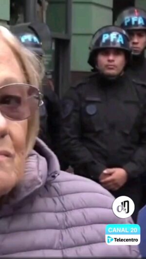 Mónica Cabrera Instagram - #Repost @eldestapeweb 
——
“Ponen los escudos en contra nuestro, en contra de la gente del pueblo” 🗣️

🔴Mientras se debate la Ley Bases en el Congreso, una mujer se angustió por el accionar del gobierno y de las fuerzas de seguridad.

👉 Entrevistada por @eldestape_radio dijo que "nos ponen un escudo para no pasar en nuestra ciudad, en nuestro país" y cuestionó:

🗨️ “¿Qué educación recibieron en la escuela? Es terrible ver que gente joven no sepa otra cosa más que odio”