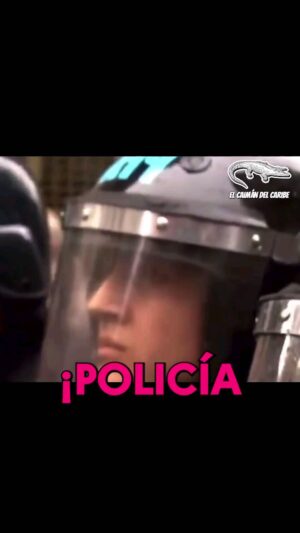 Mónica Cabrera Instagram - #Repost @caiman.delcaribe 
——
Policía llora y sus superiores lo sacan