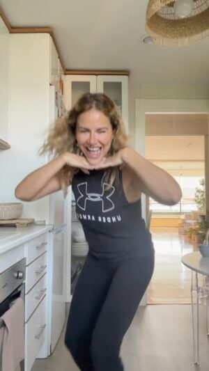 Mónica Hoyos Instagram - Llego aquiiiii esta!!! 
Si antes te hubiera conocido en mi cocina😉 jajjajajjajajaa vamos bonit@s!!!!