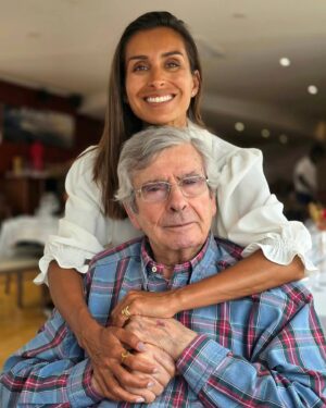 Mónica Jardim Instagram - Já em Lisboa e a celebrar os 86 anos do meu papuço ❤️ 
Continua teimoso mas muito charmoso 😜❤️

#ameninadopapá