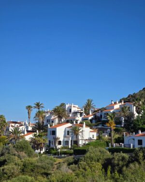 Mónica Jardim Instagram - "Bienvenidos al pueblo de Fornells, lugar de casas blancas que mira continuamente al mar" 
Esta é mais uma vila piscatória de visita obrigatória mas desta vez no norte de Menorca 💙

#fornells #menorca