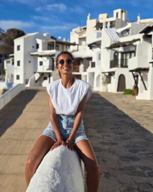 Mónica Jardim Instagram - Tem sido muito giro receber mensagens de seguidores a dizer que Menorca também foi o destino eleito para as férias. Para uns vai ser estreia absoluta, para outros é um regresso a esta ilha carregada de charme e personalidade. 
Pois bem, para aqueles que virão pela primeira vez, aqui vos deixo mais uma sugestão imperdível: Binibeca. Uma pequena vila com estilo pitoresco, desenhada para parecer uma vila piscatória. Assim que começamos a percorrer as suas ruelas estreitas com as suas casas caiadas, parece que entramos na aldeia dos estrumfes 😜💙

#binibecavell #menorca