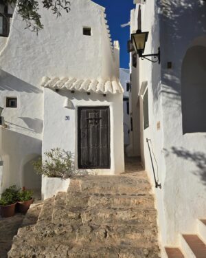 Mónica Jardim Instagram - Tem sido muito giro receber mensagens de seguidores a dizer que Menorca também foi o destino eleito para as férias. Para uns vai ser estreia absoluta, para outros é um regresso a esta ilha carregada de charme e personalidade. 
Pois bem, para aqueles que virão pela primeira vez, aqui vos deixo mais uma sugestão imperdível: Binibeca. Uma pequena vila com estilo pitoresco, desenhada para parecer uma vila piscatória. Assim que começamos a percorrer as suas ruelas estreitas com as suas casas caiadas, parece que entramos na aldeia dos estrumfes 😜💙

#binibecavell #menorca