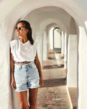 Mónica Jardim Instagram - Tem sido muito giro receber mensagens de seguidores a dizer que Menorca também foi o destino eleito para as férias. Para uns vai ser estreia absoluta, para outros é um regresso a esta ilha carregada de charme e personalidade. 
Pois bem, para aqueles que virão pela primeira vez, aqui vos deixo mais uma sugestão imperdível: Binibeca. Uma pequena vila com estilo pitoresco, desenhada para parecer uma vila piscatória. Assim que começamos a percorrer as suas ruelas estreitas com as suas casas caiadas, parece que entramos na aldeia dos estrumfes 😜💙

#binibecavell #menorca