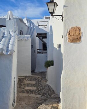 Mónica Jardim Instagram - Tem sido muito giro receber mensagens de seguidores a dizer que Menorca também foi o destino eleito para as férias. Para uns vai ser estreia absoluta, para outros é um regresso a esta ilha carregada de charme e personalidade. 
Pois bem, para aqueles que virão pela primeira vez, aqui vos deixo mais uma sugestão imperdível: Binibeca. Uma pequena vila com estilo pitoresco, desenhada para parecer uma vila piscatória. Assim que começamos a percorrer as suas ruelas estreitas com as suas casas caiadas, parece que entramos na aldeia dos estrumfes 😜💙

#binibecavell #menorca