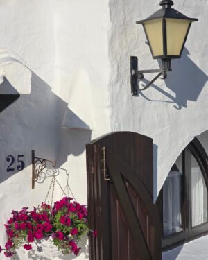 Mónica Jardim Instagram - Tem sido muito giro receber mensagens de seguidores a dizer que Menorca também foi o destino eleito para as férias. Para uns vai ser estreia absoluta, para outros é um regresso a esta ilha carregada de charme e personalidade. 
Pois bem, para aqueles que virão pela primeira vez, aqui vos deixo mais uma sugestão imperdível: Binibeca. Uma pequena vila com estilo pitoresco, desenhada para parecer uma vila piscatória. Assim que começamos a percorrer as suas ruelas estreitas com as suas casas caiadas, parece que entramos na aldeia dos estrumfes 😜💙

#binibecavell #menorca