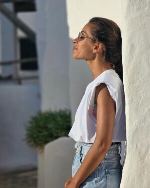 Mónica Jardim Instagram - Tem sido muito giro receber mensagens de seguidores a dizer que Menorca também foi o destino eleito para as férias. Para uns vai ser estreia absoluta, para outros é um regresso a esta ilha carregada de charme e personalidade. 
Pois bem, para aqueles que virão pela primeira vez, aqui vos deixo mais uma sugestão imperdível: Binibeca. Uma pequena vila com estilo pitoresco, desenhada para parecer uma vila piscatória. Assim que começamos a percorrer as suas ruelas estreitas com as suas casas caiadas, parece que entramos na aldeia dos estrumfes 😜💙

#binibecavell #menorca