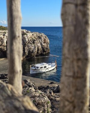 Mónica Jardim Instagram - Tem sido muito giro receber mensagens de seguidores a dizer que Menorca também foi o destino eleito para as férias. Para uns vai ser estreia absoluta, para outros é um regresso a esta ilha carregada de charme e personalidade. 
Pois bem, para aqueles que virão pela primeira vez, aqui vos deixo mais uma sugestão imperdível: Binibeca. Uma pequena vila com estilo pitoresco, desenhada para parecer uma vila piscatória. Assim que começamos a percorrer as suas ruelas estreitas com as suas casas caiadas, parece que entramos na aldeia dos estrumfes 😜💙

#binibecavell #menorca