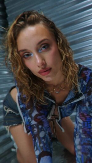 Mónica Mara Instagram - Me lo prometí ya está outtt!! Link en mi bio del vídeo completo 🤞🏼💋

Equipazo
@quetienelazarza 
Dir @pedro_enaya
Dop @aquigmz
Color / Grafismos @tonobertomeu 
Styling @logga__ 
@juanmafeliz 
@macalopz 
Look 1: @andreadamo_official @bibencia @janebardotstudio 
Look 2: @jeanpaulgaultier @arturodelar0sa @janebardotstudio ✨
MUAH @mua.pauu 
Gracias siempre @xabymonty
