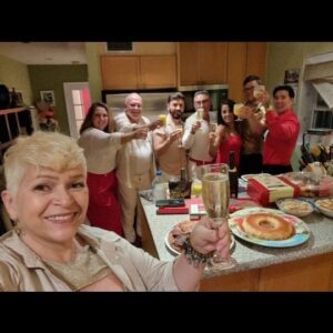 Mônica Rossi Instagram - Brindando a vida que se renova em 2024!
Que venham muitos momentos especiais como esse, ao lado de pessoas que eu AMO e na agradável companhia dos amigos dos amigos!!! 
E que no próximo Reveillon eu consiga reunir a família toda!
Obrigada @wbsill por nos receber com tanto carinho!