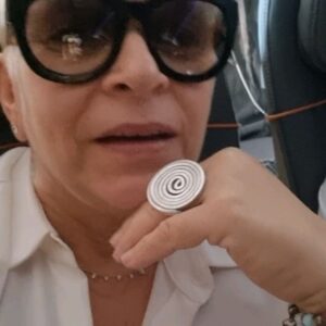 Mônica Rossi Instagram - A @voegoloficial não trata mal só os pets. Em dezembro de 2023 eu e @jorgenunes.dr fomos pra Miami pela @voegoloficial .
Vocês imaginam ficar 8 horas dentro de um avião sem ar condicionado no seu assento? E sem espaço pra esticar as pernas e se movimentar a cada duas horas, que é a recomendação em voos longos? 
E o pior, não se consegue fazer uma reclamação com alguém que consiga tentar justificar isso tudo. A gente não tem pra onde mandar um email relatando os fatos. No máximo um atendente para assuntos gerais abre um número de protocolo que , supostamente, é encaminhado ao setor responsável, só que o retorno jamais acontece. 
 @voegoloficial , a campeã brasileira de "bola fora"!

#justiça #pets #naosomoscarga #defesadoconsumidor #linhasaereas  #respeito #respeitoaospets #respeitoaopassageiro