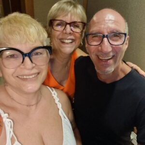 Mônica Rossi Instagram - Reencontro com os mais que queridos @marciosimoesdublador e @marlenecosta06 em @alcateia.audiovisual !!!
Terça feliz!!!🩷🩷🩷

#friendship #amizade #reencontros